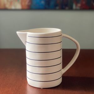 28oz Horizontal Line Ceramic Pitcher black & white